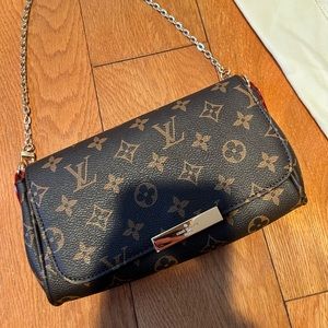 Shoulder bag or crossbody!